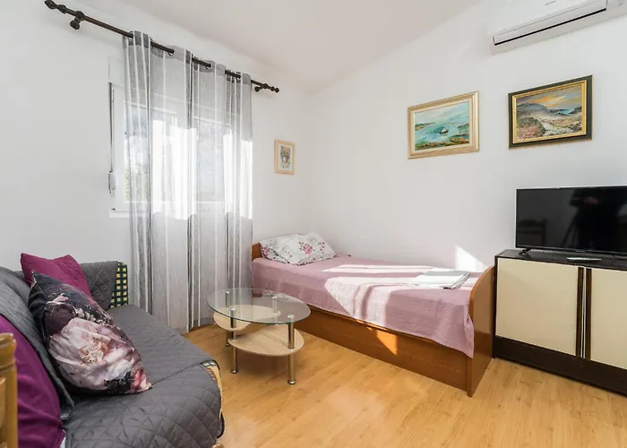 Awesome In Pag With Kitchen Apartman *